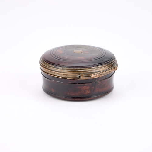 540 - AN 18TH CENTURY TREEN AND TORTOISESHELL SNUFF BOX circular with hinged cover. 9cm diameter