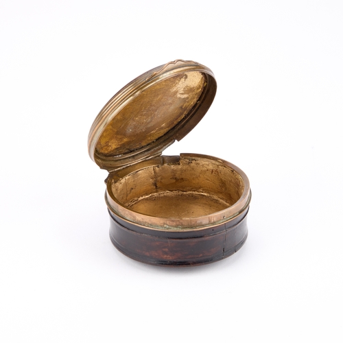 540 - AN 18TH CENTURY TREEN AND TORTOISESHELL SNUFF BOX circular with hinged cover. 9cm diameter