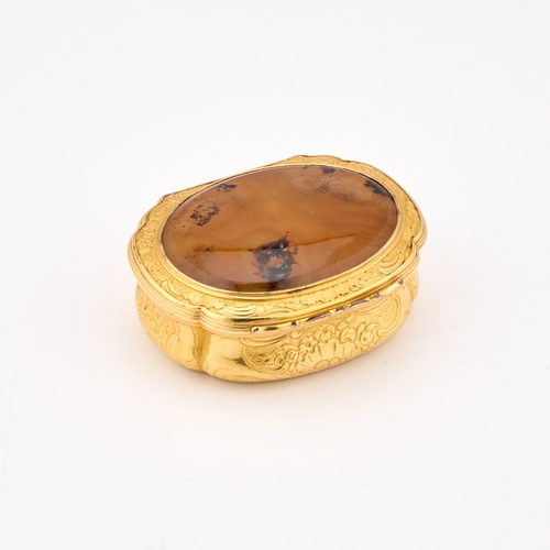 542 - A 18TH/ 19TH CENTURY YELLOW METAL AND AGATE SNUFF BOX cartouche-shaped, chased with flowers and C-sc... 