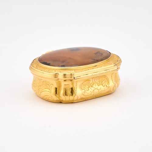 542 - A 18TH/ 19TH CENTURY YELLOW METAL AND AGATE SNUFF BOX cartouche-shaped, chased with flowers and C-sc... 