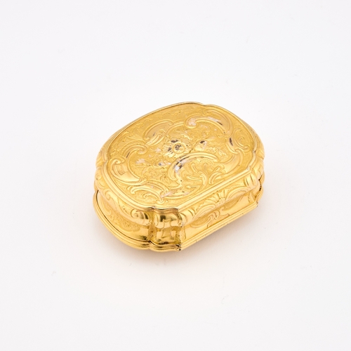 542 - A 18TH/ 19TH CENTURY YELLOW METAL AND AGATE SNUFF BOX cartouche-shaped, chased with flowers and C-sc... 