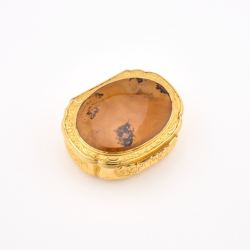 542 - A 18TH/ 19TH CENTURY YELLOW METAL AND AGATE SNUFF BOX cartouche-shaped, chased with flowers and C-sc... 