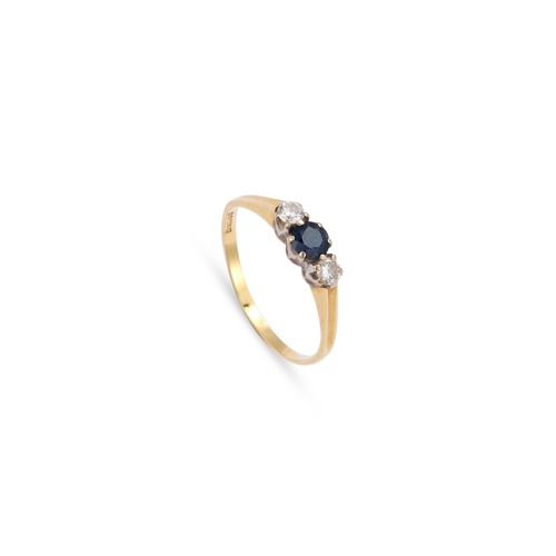 625 - AN 18 CARAT GOLD SAPPHIRE AND DIAMOND THREE STONE RING a round-cut sapphire spaced by two round bril... 