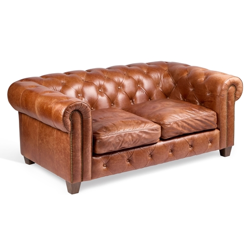 962 - A BROWN LEATHER UPHOLSTERED CHESTERFIELD SOFA with a buttoned back, arms, and front, raised on taper... 