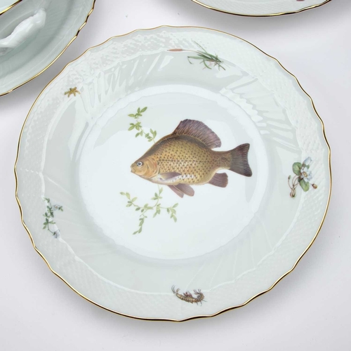 105 - A RICHARD GINORI PORCELAIN FISH SERVICE comprising a large oval platter, a double-lipped two-handled... 