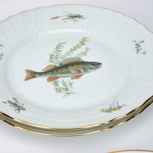 105 - A RICHARD GINORI PORCELAIN FISH SERVICE comprising a large oval platter, a double-lipped two-handled... 