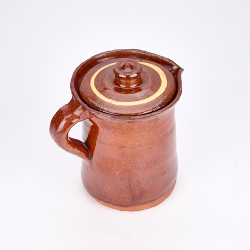 113 - A 19TH CENTURY SLIPWARE JUG AND COVER ATTRIBUTED TO ISAAC BUTTON 17cm high