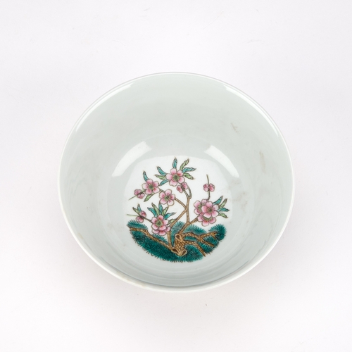 140 - A CHINESE PORCELAIN BOWL WITH A YELLOW GROUND 14.5cm diameter