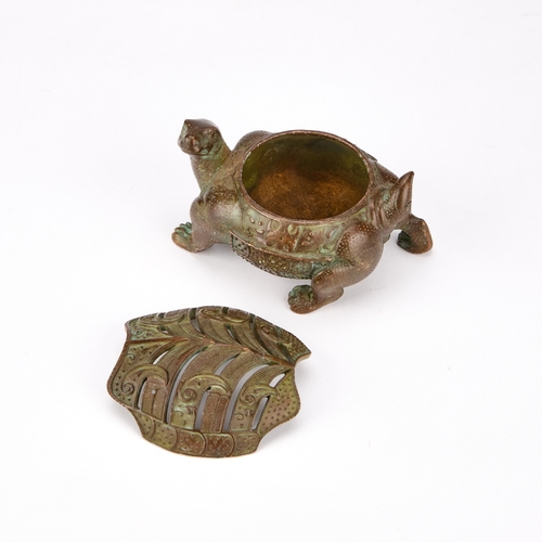 146 - A CHINESE BRONZE ZOOMORPHIC CENSER 9cm long