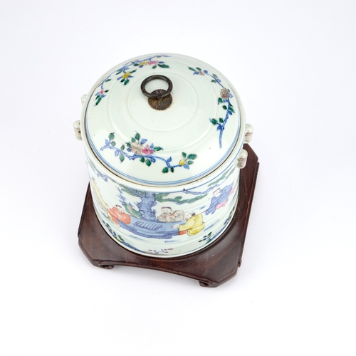 191 - A CHINESE WUCAI PORCELAIN JAR AND COVER on a wooden stand. (2) 22cm high overall