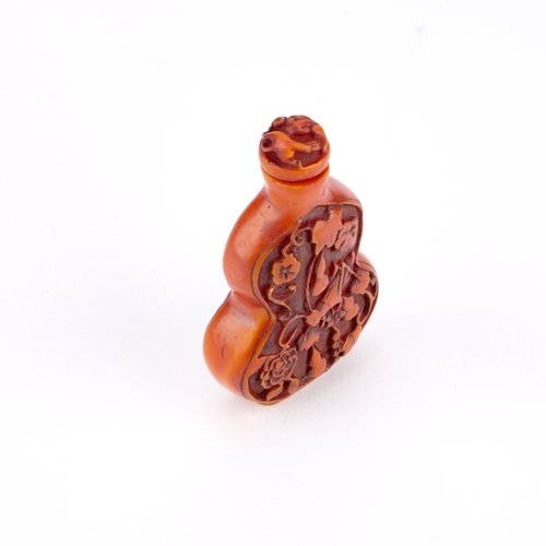 239 - A CHINESE RESIN SNUFF BOTTLE 7.5cm high