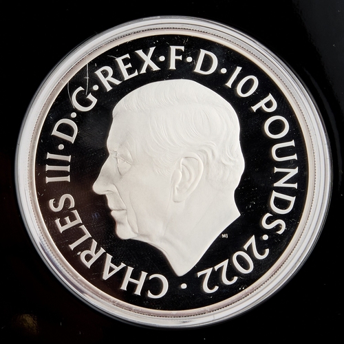 9 - A ROYAL MINT QUEEN ELIZABETH II 2022 5OZ PROOF COIN limited edition no. 1117 / 3000, with case, oute... 