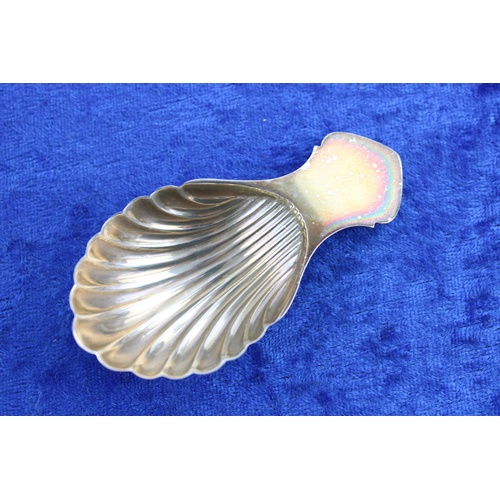 582 - Vintage hallmarked silver caddy spoon in clam shell form