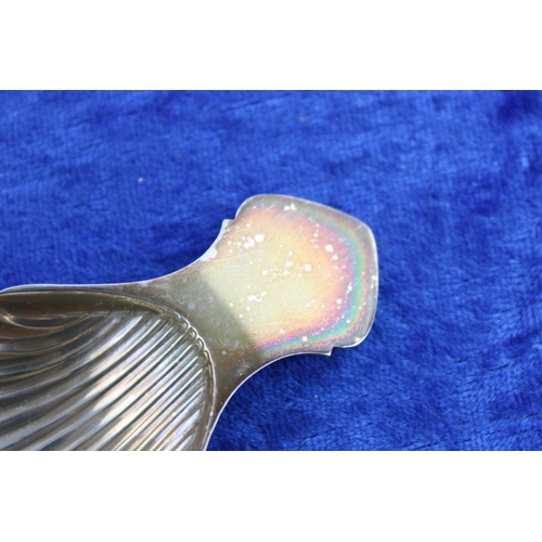 582 - Vintage hallmarked silver caddy spoon in clam shell form