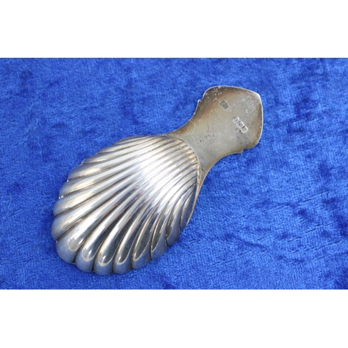 582 - Vintage hallmarked silver caddy spoon in clam shell form