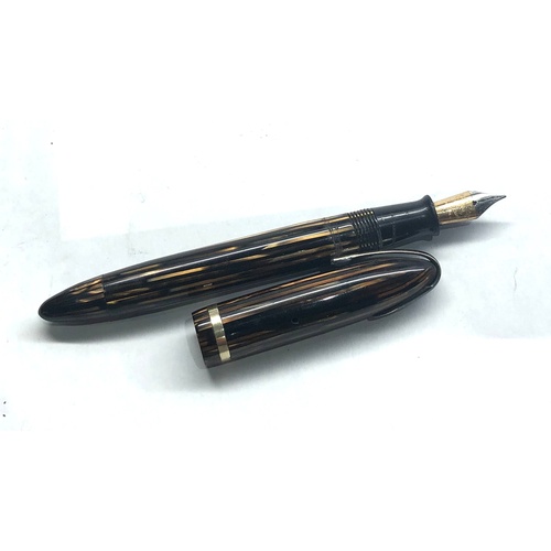 1096 - Vintage W.A Sheaffer pen Co Fort Madison Iowa U.S.A striped brown fountain pen  w/ 14ct gold nib,