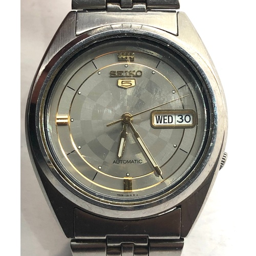 Vintage Seiko 5 7s26-3180 stainless steel wristwatch day date watch is  ticking but no warranty give