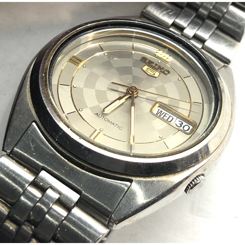 Vintage Seiko 5 7s26-3180 stainless steel wristwatch day date watch is  ticking but no warranty give