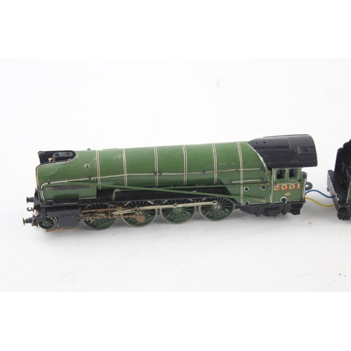 1082 - Vintage Cock of the north 2001 Loco & Tender  in L.N.E.R Livery  OO Gauge  Items are in vintage cond... 