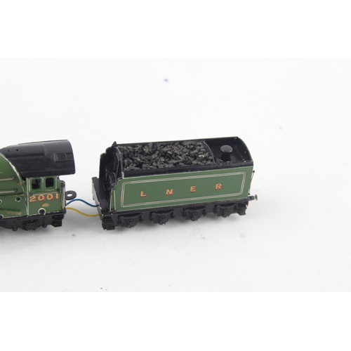 1082 - Vintage Cock of the north 2001 Loco & Tender  in L.N.E.R Livery  OO Gauge  Items are in vintage cond... 