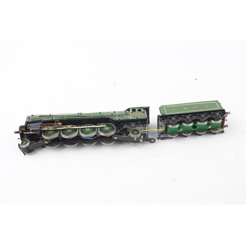 1082 - Vintage Cock of the north 2001 Loco & Tender  in L.N.E.R Livery  OO Gauge  Items are in vintage cond... 