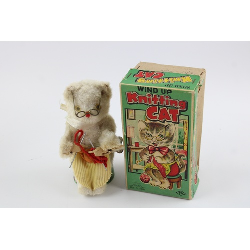 1085 - Vintage knitting cat wind up toy  w/ Original key & box  working In vintage condition  Signs of use ... 