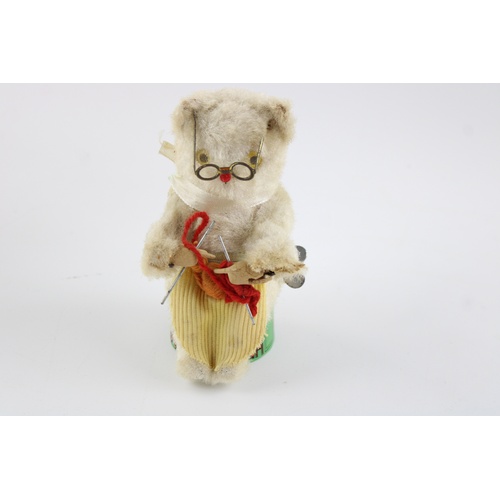 1085 - Vintage knitting cat wind up toy  w/ Original key & box  working In vintage condition  Signs of use ... 