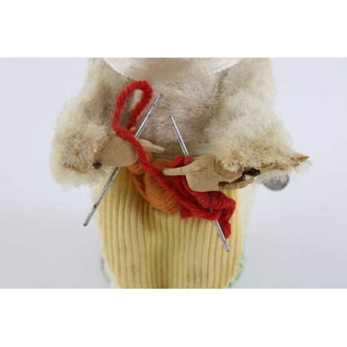 1085 - Vintage knitting cat wind up toy  w/ Original key & box  working In vintage condition  Signs of use ... 