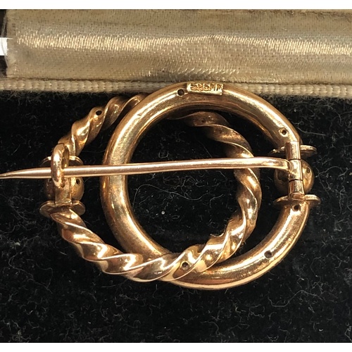 517 - boxed vintage 14ct gold brooch measures approx 28mm by 22mm hallmarked 585mm weight 4.1g