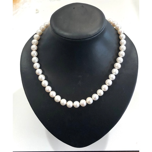 547 - Pearl necklace with 14ct clasp