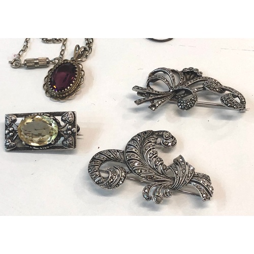 550 - Selection of vintage silver jewellery includes marcasite brooches and flag charm bracelet