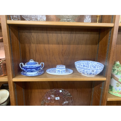 39 - Shelf of blue and white pottery