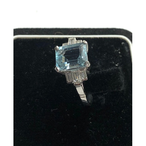 166 - Aquamarine and diamond ring set with large central aquamarine that measures approx 9.5mm by 7.5mm wi... 