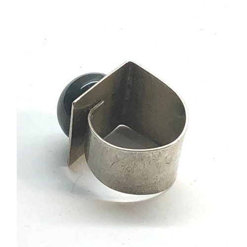 99 - Modernist stone set silver ring