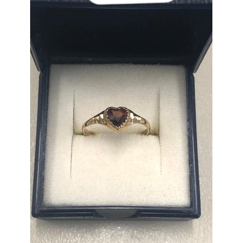 306 - 9ct stone set Gold ring weight 1.1g