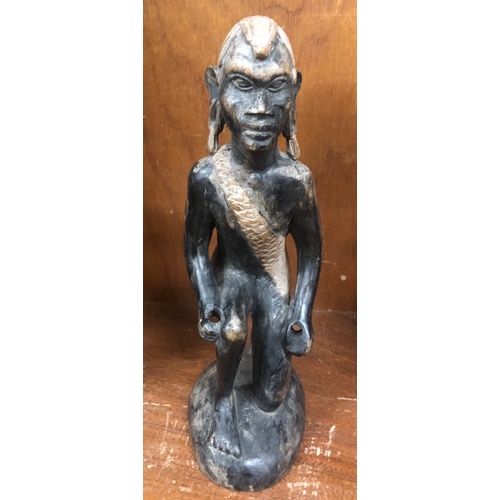 43 - Shelf of african carved figures