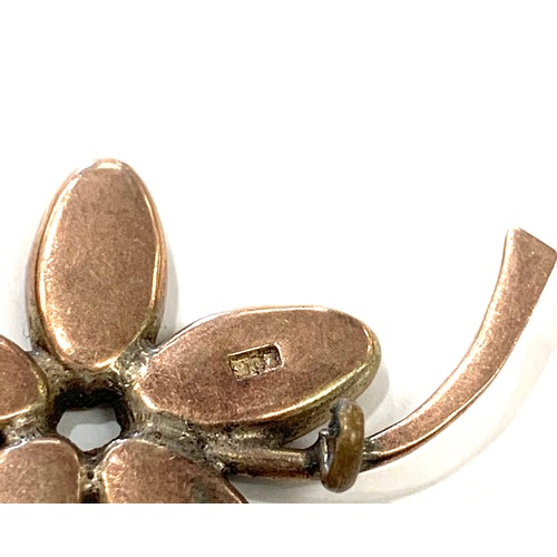 152 - 9ct gold hallmarked vintage flower brooch, approximate total weight 4.2g