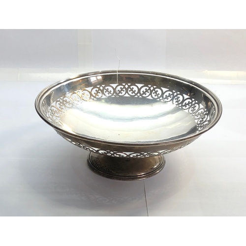 127 - Antique Chester silver fruit bowl measures approx  21.5cm dia height 8cm Chester silver hallmarks we... 