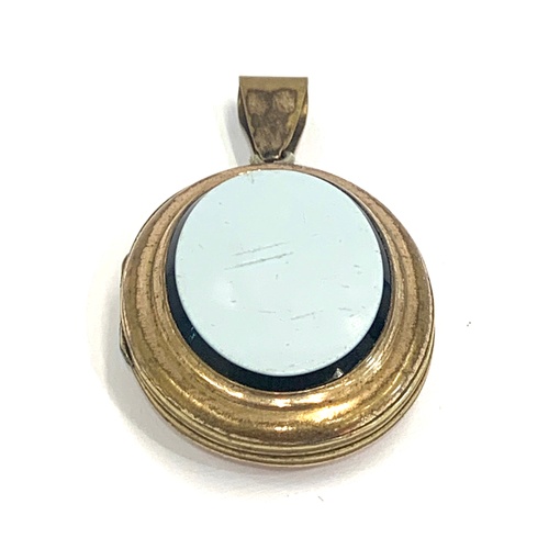 369 - Gold tone locket, approximate measurements: 2 inches