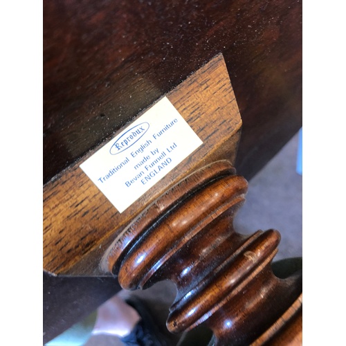 233 - Mahogany occasional table, overall good condition, approximate measurements: 21 Inches, diameter: 20... 