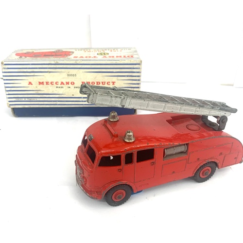 471 - Dinky Toy Fire Engine 555 with extending ladder, complete with box, condition as seen in images