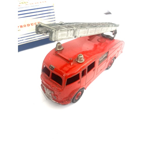 471 - Dinky Toy Fire Engine 555 with extending ladder, complete with box, condition as seen in images