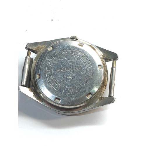 322 - Vintage gents Seiko automatic wristwatch the watch is ticking missing strap glass marked and scratch... 