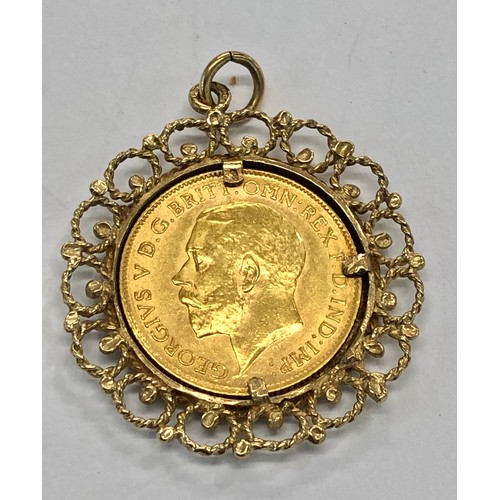 442 - 1913 half sovereign in mount weight 6.9g