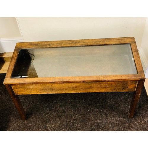 428 - Display case, lift up lid, overall good vintage condition, approximate measurements: Height 19 inche... 