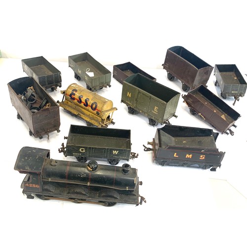 487 - Vintage o gauge loco 4256 with tender and 9 rolling stock in unclean played with condition