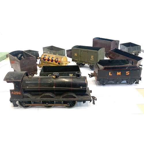 487 - Vintage o gauge loco 4256 with tender and 9 rolling stock in unclean played with condition