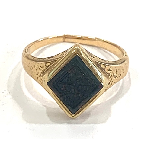 422 - Antique hard stone seal dress ring, worn and split total approximate weight: 3.4g