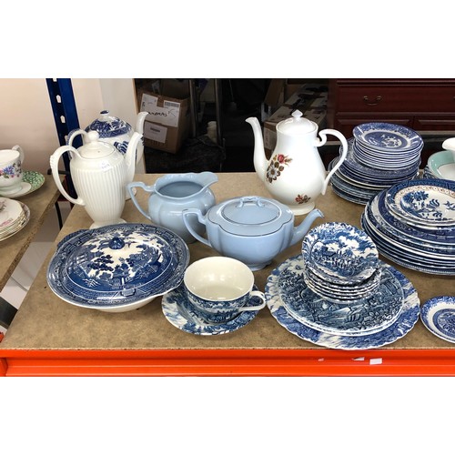 213 - Selection of miscellaneous pottery, to inc Myott blue and white small dessert bowls, includes old wi... 