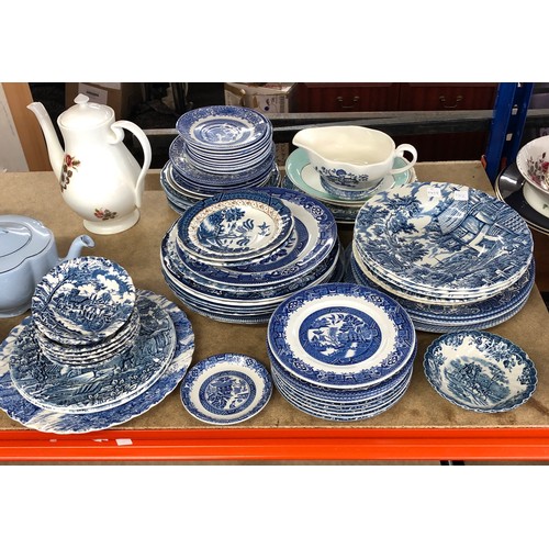 213 - Selection of miscellaneous pottery, to inc Myott blue and white small dessert bowls, includes old wi... 